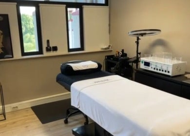 Interieur van BDM Aesthetics - Body, Derm & Mind in Deventer, Overijssel, NL met behandeltafel en apparatuur.
