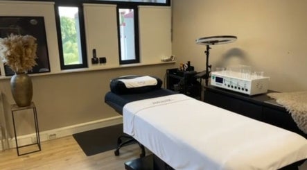 Interieur van BDM Aesthetics - Body, Derm & Mind in Deventer, Overijssel, NL met behandeltafel en apparatuur.