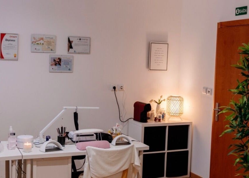 Interior elegante do DN Beauty Space, Mafra, Lisboa, PT com mesa de manicure e decoração acolhedora.