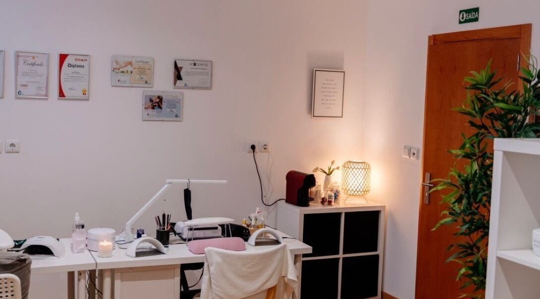 Interior elegante do DN Beauty Space, Mafra, Lisboa, PT com mesa de manicure e decoração acolhedora.