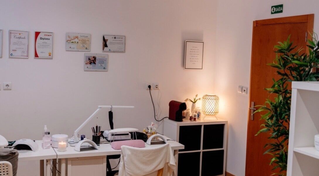 Interior elegante do DN Beauty Space, Mafra, Lisboa, PT com mesa de manicure e decoração acolhedora.