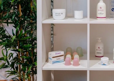 Produtos de cuidados pessoais na prateleira do DN Beauty Space, Mafra, Lisboa, PT.
