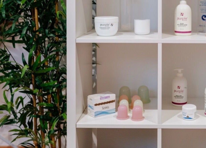 Produtos de cuidados pessoais na prateleira do DN Beauty Space, Mafra, Lisboa, PT.