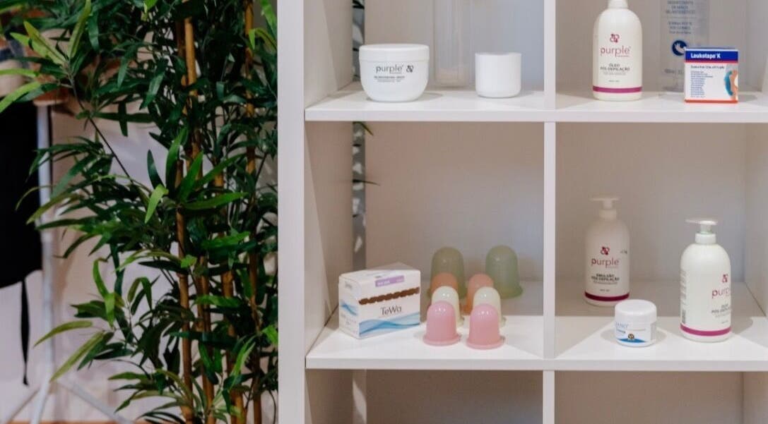 Produtos de cuidados pessoais na prateleira do DN Beauty Space, Mafra, Lisboa, PT.