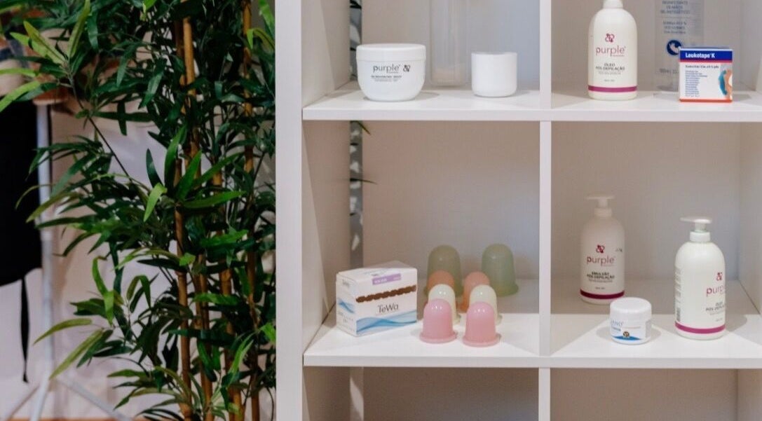 Produtos de cuidados pessoais na prateleira do DN Beauty Space, Mafra, Lisboa, PT.