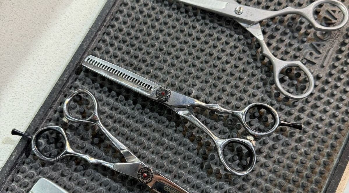 Tijeras profesionales en Dublin salon, Villa Bosch, Provincia De Buenos Aires, AR, destacando calidad y precisión.