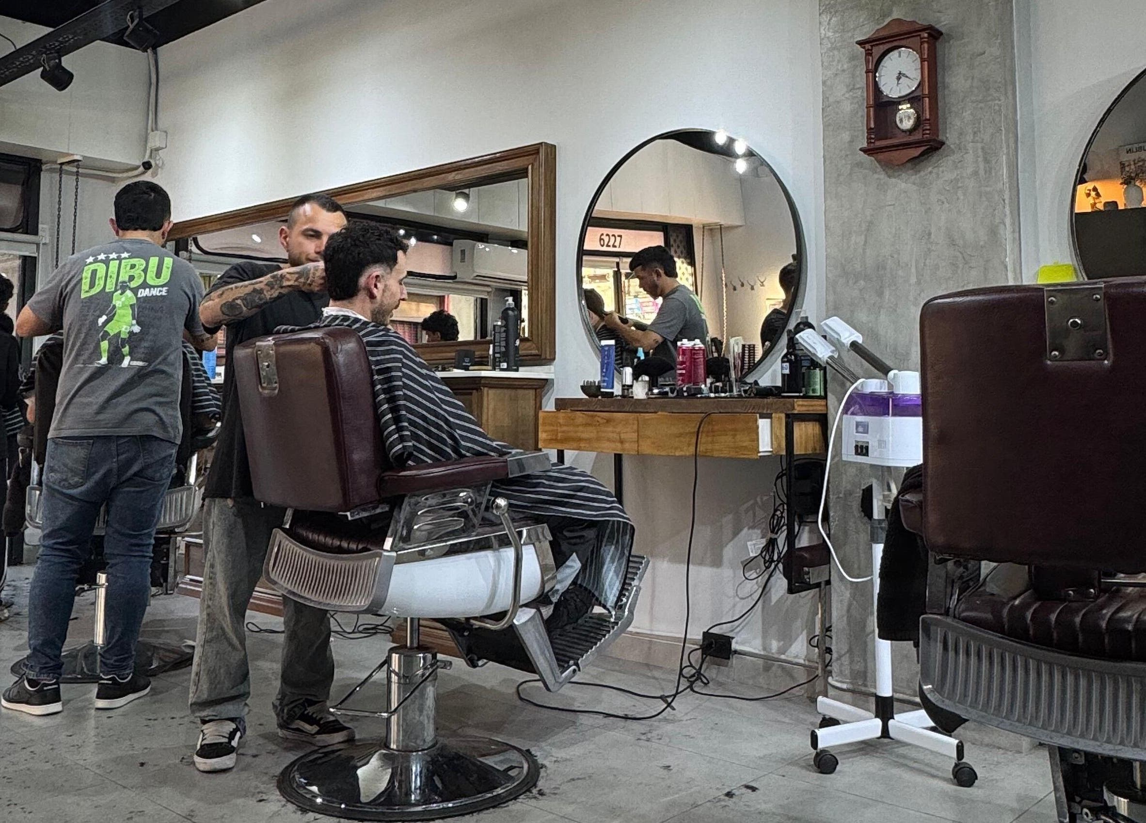 Interior del Dublin salon en Villa Bosch, Provincia De Buenos Aires, AR con clientes y estilistas.