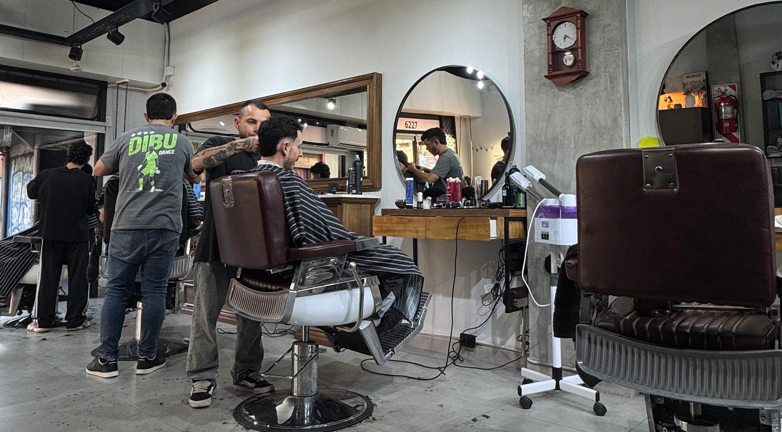 Interior del Dublin salon en Villa Bosch, Provincia De Buenos Aires, AR con clientes y estilistas.