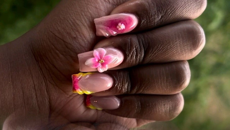 Unhas decoradas com flores em Katy Nails & Lashes, Éragny, Île-de-France, FR.