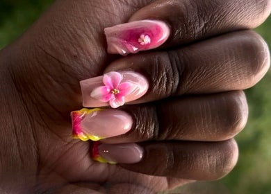 Unhas decoradas com flores em Katy Nails & Lashes, Éragny, Île-de-France, FR.