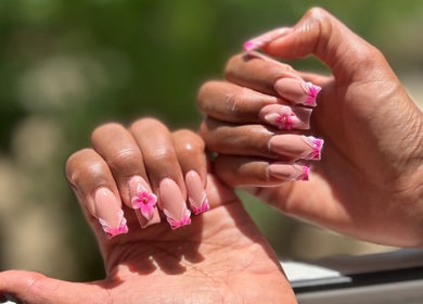 Unhas decoradas com flores rosa em Katy Nails & Lashes, Éragny, Île-de-France, FR.