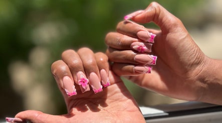 Unhas decoradas com flores rosa em Katy Nails & Lashes, Éragny, Île-de-France, FR.