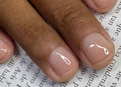 Uñas con brillo elegante en Heidy Rosabal Nails, La Habana, La Habana, CU sobre fondo de texto.