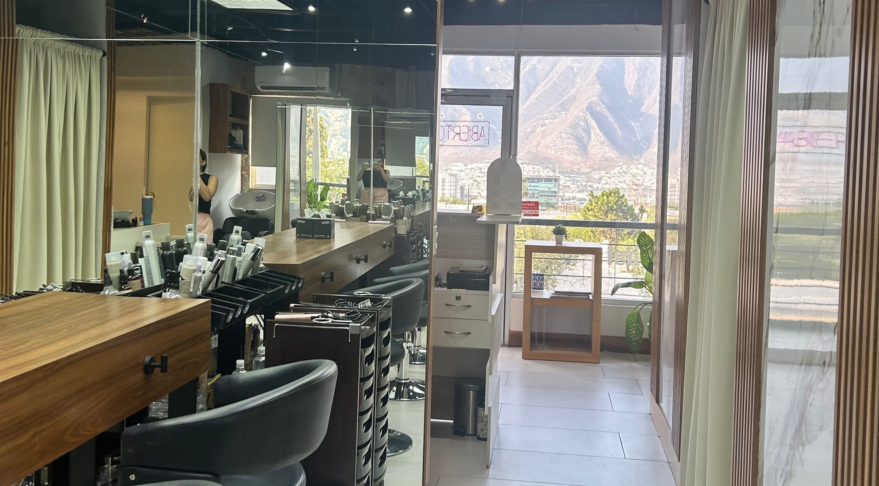 Salón elegante de Beauty Express by Amelioree con vista a la montaña en Monterrey, Nuevo León, MX.