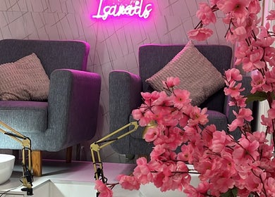 Espacio acogedor en Isabellasnailpty, Panamá, Provincia De Panamá, PA con flores rosas y asientos cómodos.