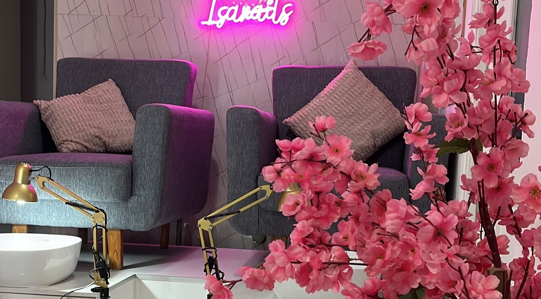 Espacio acogedor en Isabellasnailpty, Panamá, Provincia De Panamá, PA con flores rosas y asientos cómodos.