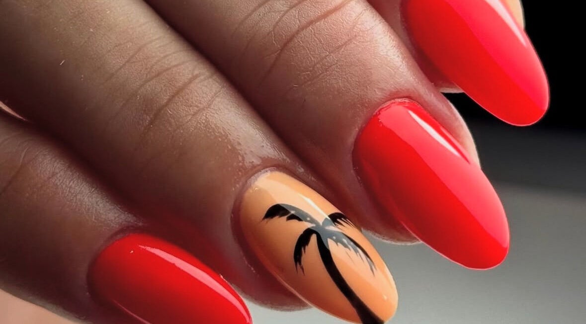 Unhas vibrantes com design de palmeira em Glow Estudio, São João Da Madeira, Aveiro, PT.