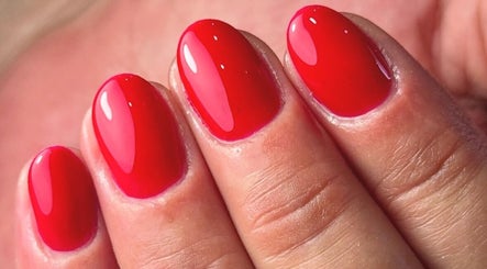 Unhas vermelhas perfeitas no Glow estudio, São João Da Madeira, Aveiro, PT.