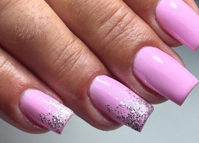 Unhas elegantes com esmalte rosa e glitter em Glow Estudio, São João Da Madeira, Aveiro, PT.