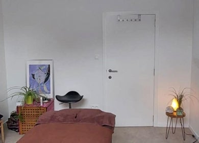 Een serene massageruimte bij Meldert, Hoegaarden, Vlaanderen, BE, met zachte verlichting en een comfortabele tafel.