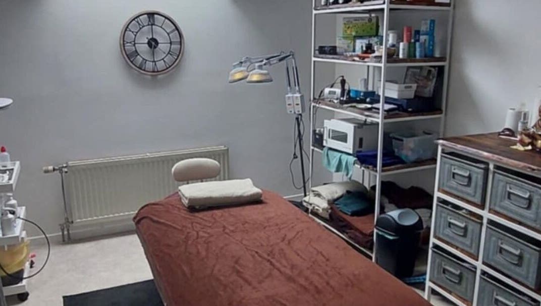 Gezellige wellnessruimte in Meldert, Hoegaarden, Vlaanderen, BE, met massagebed en verzorgingsartikelen.