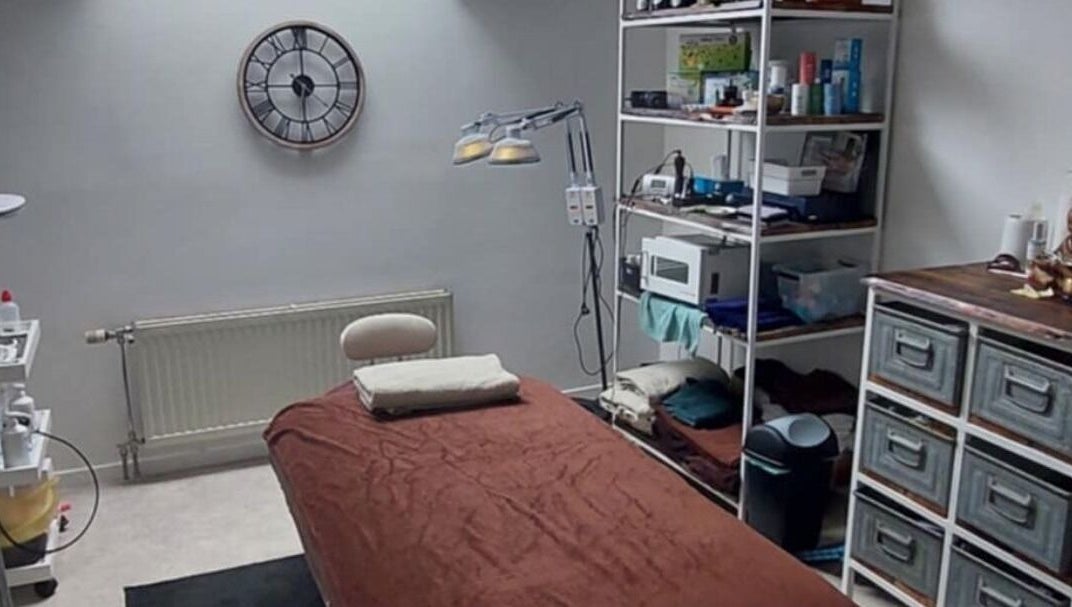 Gezellige wellnessruimte in Meldert, Hoegaarden, Vlaanderen, BE, met massagebed en verzorgingsartikelen.