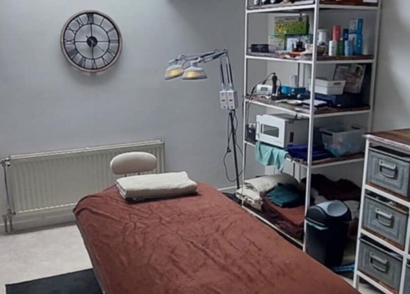 Gezellige wellnessruimte in Meldert, Hoegaarden, Vlaanderen, BE, met massagebed en verzorgingsartikelen.