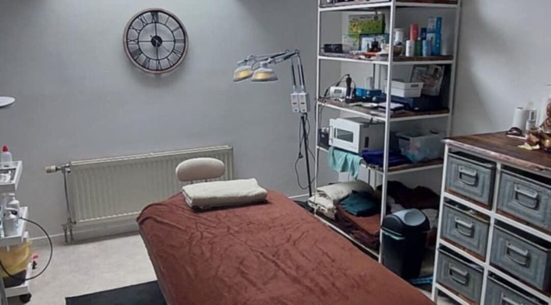 Gezellige wellnessruimte in Meldert, Hoegaarden, Vlaanderen, BE, met massagebed en verzorgingsartikelen.