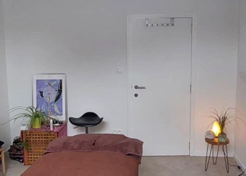 Rustgevende massagekamer in Meldert, Hoegaarden, Vlaanderen, BE, met zachte verlichting en moderne inrichting.