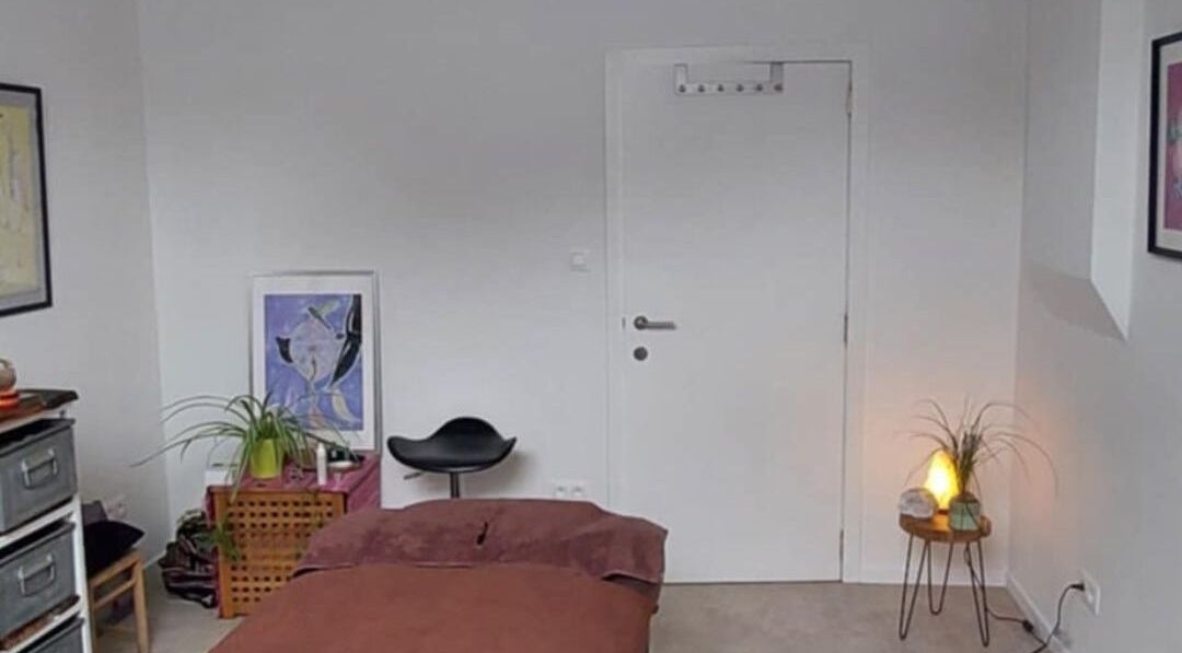 Rustgevende massagekamer in Meldert, Hoegaarden, Vlaanderen, BE, met zachte verlichting en moderne inrichting.