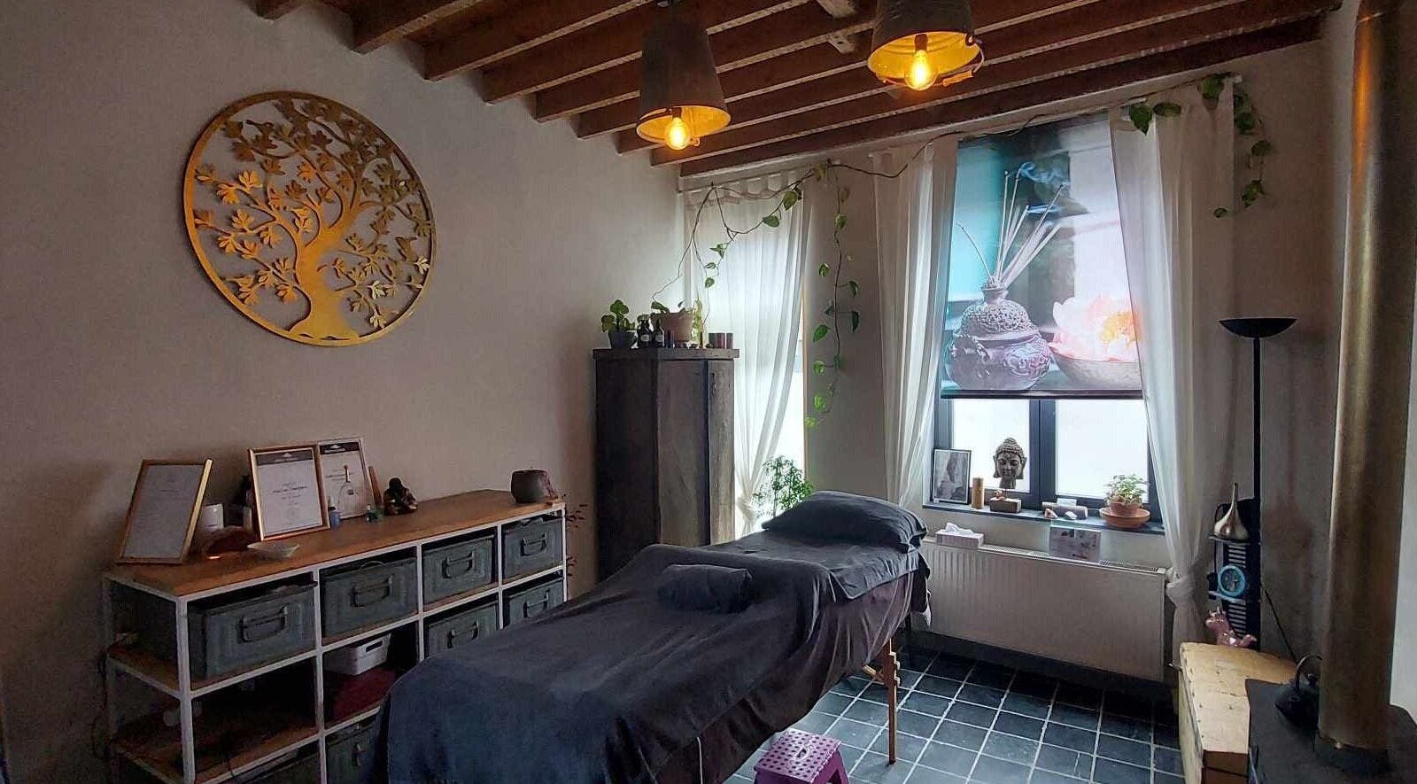 Rustige massageruimte bij Heers, Heers, Vlaanderen, BE met houten decor en sfeerverlichting.