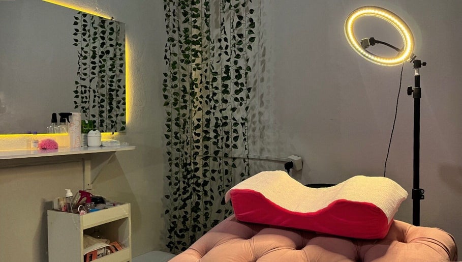 Espaço acolhedor em Lashes By Gio, Goiás, Goiás, BR, com cama confortável para tratamentos de beleza.