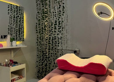 Espaço acolhedor em Lashes By Gio, Goiás, Goiás, BR, com cama confortável para tratamentos de beleza.