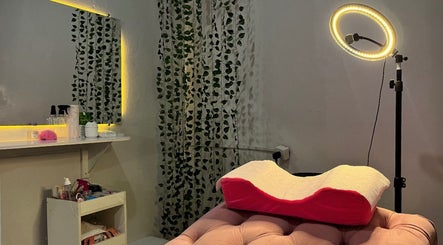 Espaço acolhedor em Lashes By Gio, Goiás, Goiás, BR, com cama confortável para tratamentos de beleza.