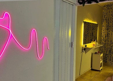 Entrada iluminada com néon rosa na Lashes By Gio, Goiás, Goiás, BR.