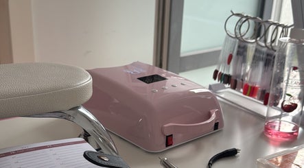 Stol u Tinica Nails s UV lampom i uzorcima laka, Velika Gorica, Zagrebačka Županija, HR.