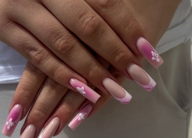 Manikura s rozim i bijelim cvjetovima u Tinica Nails, Velika Gorica, Zagrebačka Županija, HR.