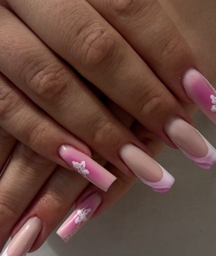 Manikura s rozim i bijelim cvjetovima u Tinica Nails, Velika Gorica, Zagrebačka Županija, HR.