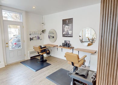 Intérieur moderne d'AR Salon de Coiffure à Montréal, Québec, CA avec miroirs et chaises élégants.