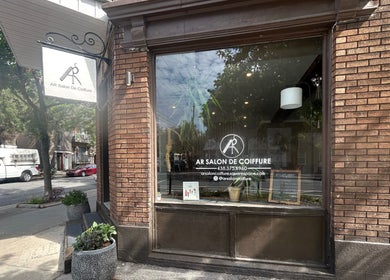 Façade élégante de l'AR Salon de Coiffure à Montréal, Québec, CA, mettant en valeur son enseigne.