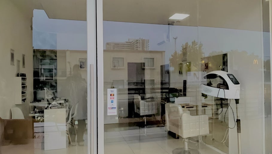 Vista interior del salón Bravas en Talca, Maule, CL con muebles elegantes y equipamiento de belleza.