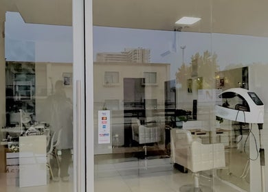 Vista interior del salón Bravas en Talca, Maule, CL con muebles elegantes y equipamiento de belleza.