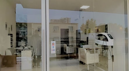 Vista interior del salón Bravas en Talca, Maule, CL con muebles elegantes y equipamiento de belleza.