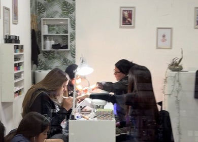 Clientes recibiendo manicura en Bravas, Talca, Maule, CL, en un entorno elegante y moderno.