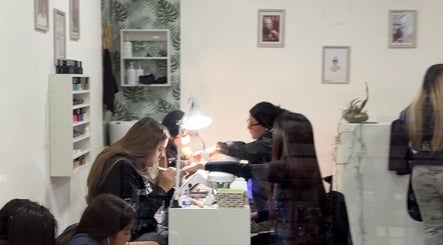 Clientes recibiendo manicura en Bravas, Talca, Maule, CL, en un entorno elegante y moderno.