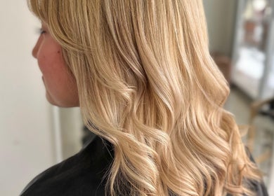 Cabello rubio ondulado en Bravas, Talca, Maule, CL. Estilo elegante y cuidado estético.