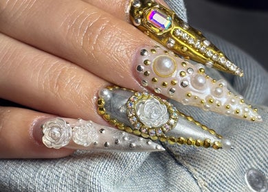 Uñas decoradas con gemas y perlas en Bravas, Talca, Maule, CL.