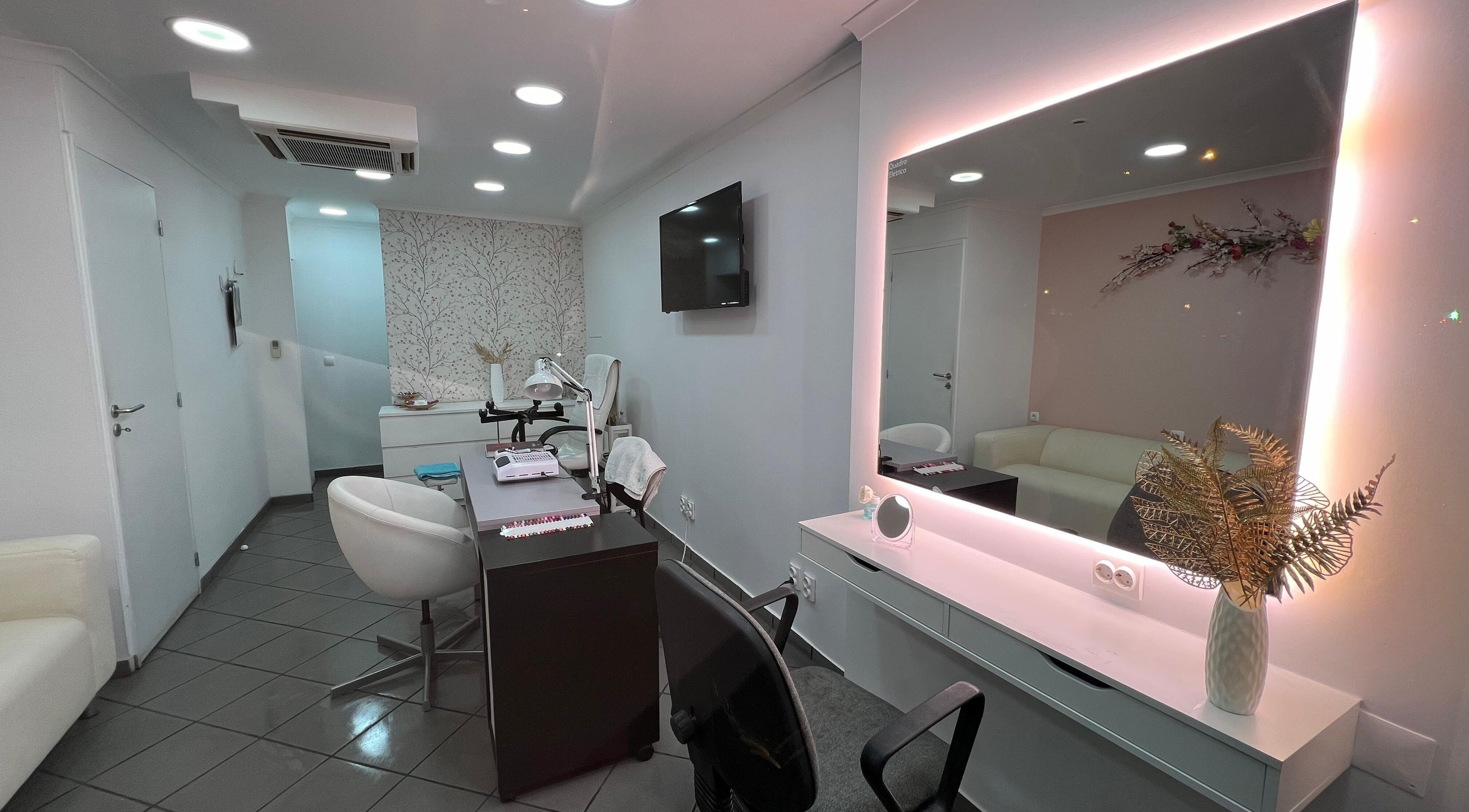 Interior sofisticado de Evabela - Espaço de Estética em Lisboa, Lisboa, PT, com espelho iluminado e mobília moderna.