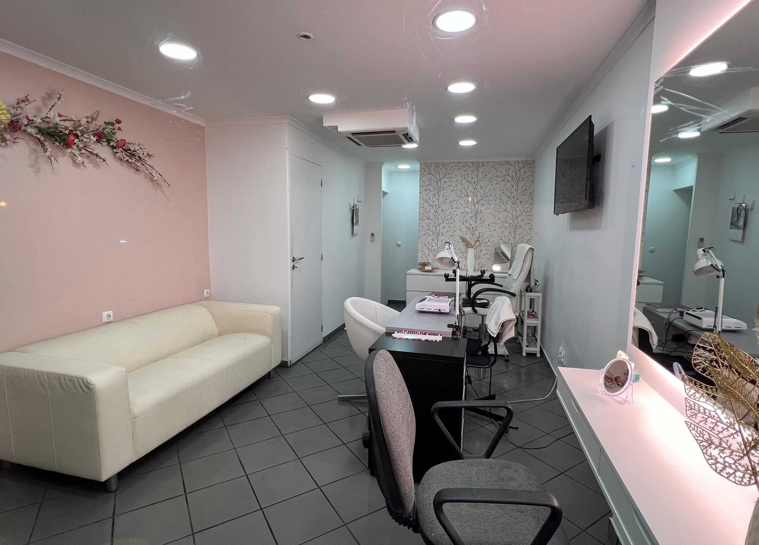 Interior elegante do Evabela - Espaço de Estética, Lisboa, Lisboa, PT, com sofá e decoração floral.