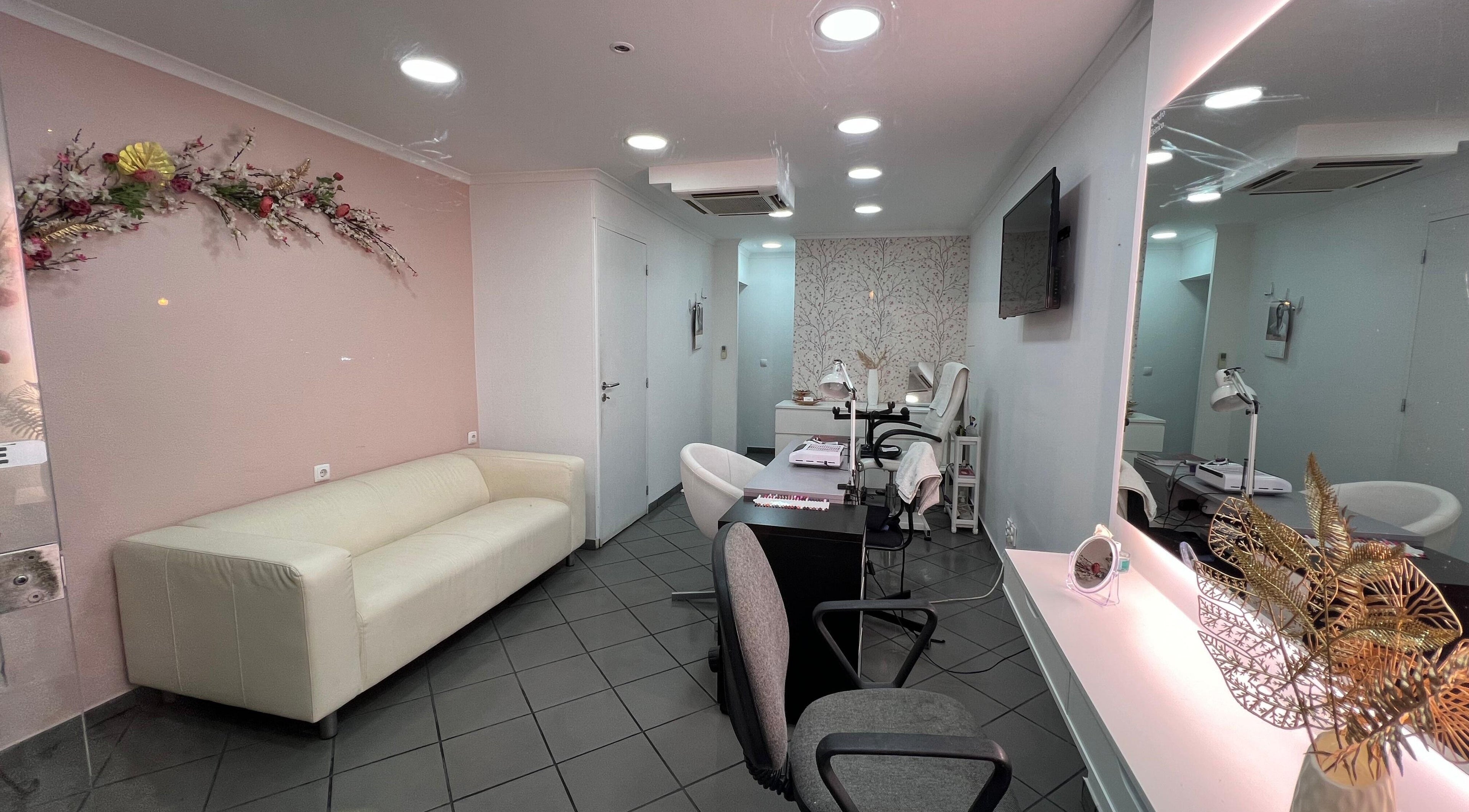 Interior elegante do Evabela - Espaço de Estética, Lisboa, Lisboa, PT, com sofá e decoração floral.